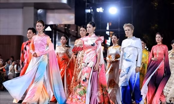 Rực rỡ lễ hội đường phố 'Sắc màu năm châu' bên hồ Hoàn Kiếm