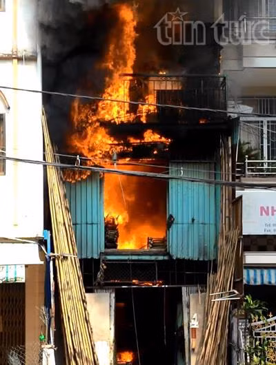 TP.HCM: Cơ sở mây tre bốc cháy ngùn ngụt ảnh 1