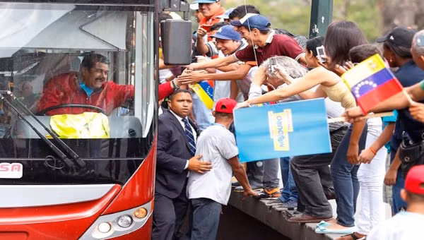 Dân chúng Venezuela chào đón Tổng thống Maduro trở về ảnh 1