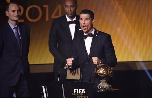 Ronaldo lần thứ 2 liên tiếp giành Quả bóng vàng ảnh 1