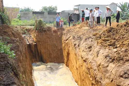 Bắt quả tang DN chôn bùn thải gần khu dân cư ảnh 1