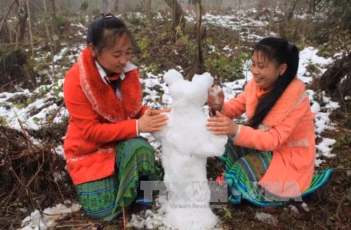 Trẻ em Ý Tý thích thú chơi đùa với tuyết ảnh 3
