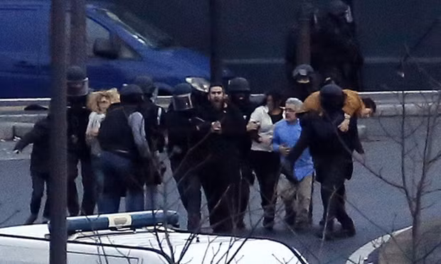 Tiêu diệt anh em sát thủ Charlie Hebdo, 4 con tin thiệt mạng ảnh 1