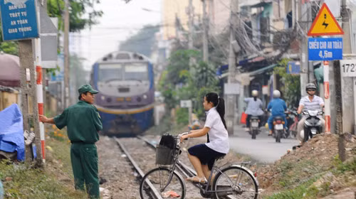 Bị tàu đâm chết do không nhìn khi qua đường ray ảnh 1