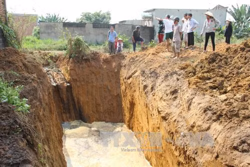 Bắt quả tang doanh nghiệp chôn bùn rác gần khu dân cư ảnh 2