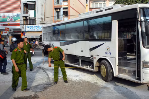 Xe khách đưa rước học sinh bốc cháy gần cầu Phú Mỹ ảnh 1