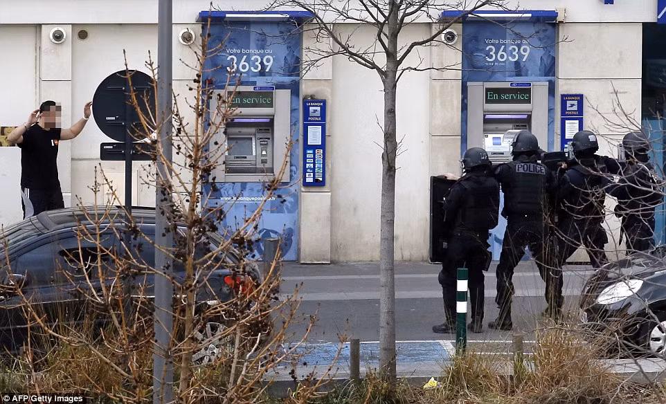 Tay súng bắt con tin trong bưu điện gần Paris đầu hàng ảnh 5