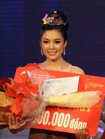 Ngắm hoa khôi cuộc thi “Người đẹp Đà Nẵng 2012” ảnh 6