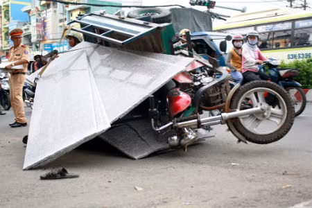 Xe ba gác chở đá hoa cương đè xe máy, thiếu nữ thoát chết ảnh 1
