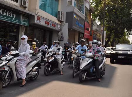 Người Hà Nội 'vật vã' trong đợt nóng đầu mùa ảnh 5