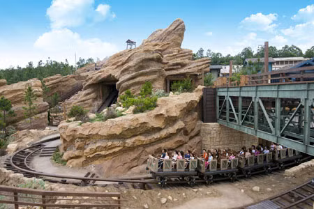 Trải nghiệm thú vị cùng 'Thung lũng gấu xám' ở Disneyland Hong Kong ảnh 1