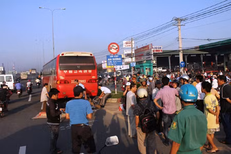 Xe máy va chạm với xe khách, một người chết ảnh 1