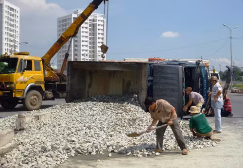  Xe ben lật giữa đường vì tránh xe máy ảnh 3
