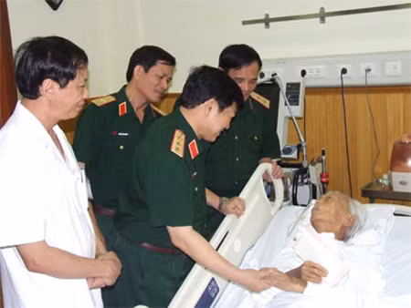 Lãnh đạo Bộ Quốc phòng thăm Đại tướng Võ Nguyên Giáp ảnh 1