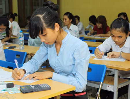 Thứ trưởng Bùi Văn Ga kiểm tra đột xuất các điểm thi ảnh 1