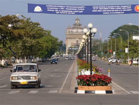 Lào: Nợ nước ngoài tăng chậm, triển vọng GDP khá lạc quan ảnh 1
