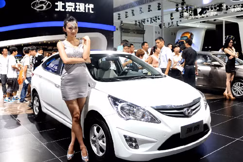 Những người mẫu xinh đẹp bên xế hộp thời thượng ảnh 3