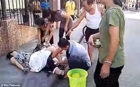 Khi vỉa hè là... phòng hộ sinh ảnh 1