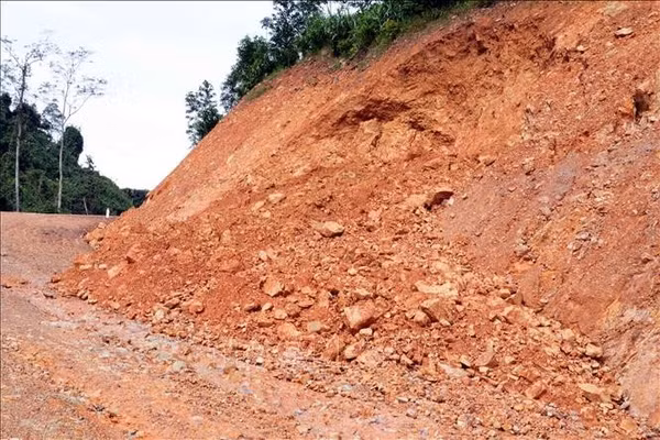 Tuyến đường 100 tỷ đồng vừa bàn giao đã hư hỏng nặng sau mưa lũ