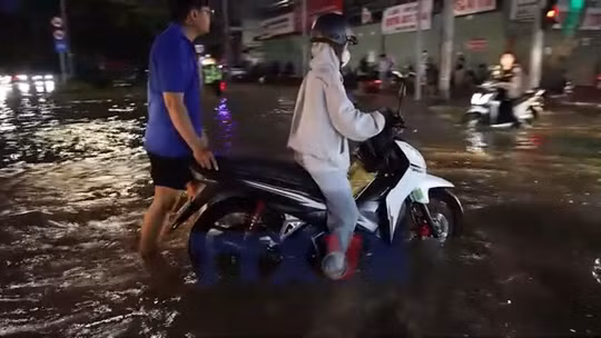 Triều cường làm đảo lộn sinh hoạt và giao thông TP Hồ Chí Minh
