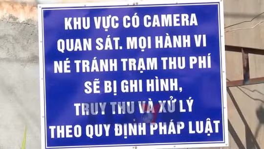 Người dân bức xúc vì biển cảnh báo hành vi 'né trạm thu phí'