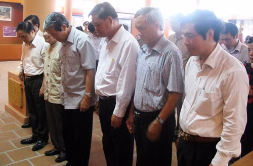 Đồng chí Đinh Thế Huynh dâng hương tưởng nhớ Tổng Bí thư Trần Phú ảnh 1