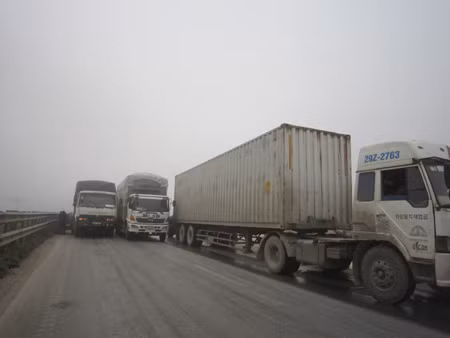 Xe giường nằm 'đấu đầu' xe tải trên Quốc lộ 1A ảnh 2