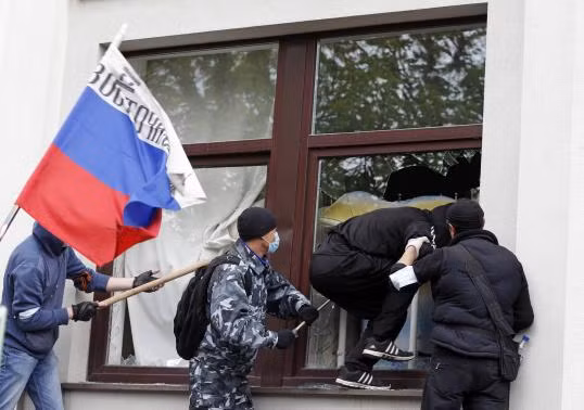 1.000 người chiếm trụ sở chính quyền Lugansk, Đông Ukraine ảnh 2