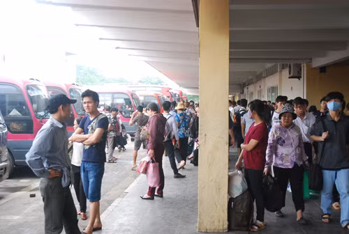 Bến xe đông nghịt người về quê dịp lễ 30/4 ảnh 10
