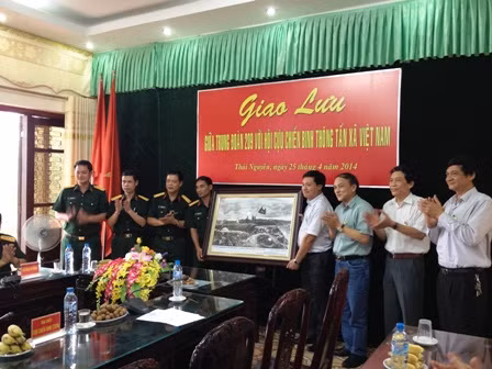 Cựu chiến binh TTXVN giao lưu với Sư đoàn 312 anh hùng ảnh 4