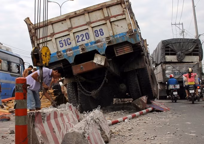Xe tải tông nát dải phân cách ảnh 1