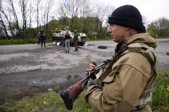 1.000 người chiếm trụ sở chính quyền Lugansk, Đông Ukraine ảnh 7
