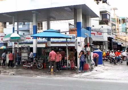 Cây xăng phát nổ, dân hoảng loạn ảnh 1
