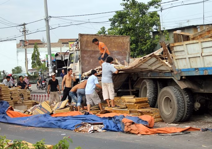 Xe tải tông nát dải phân cách ảnh 2