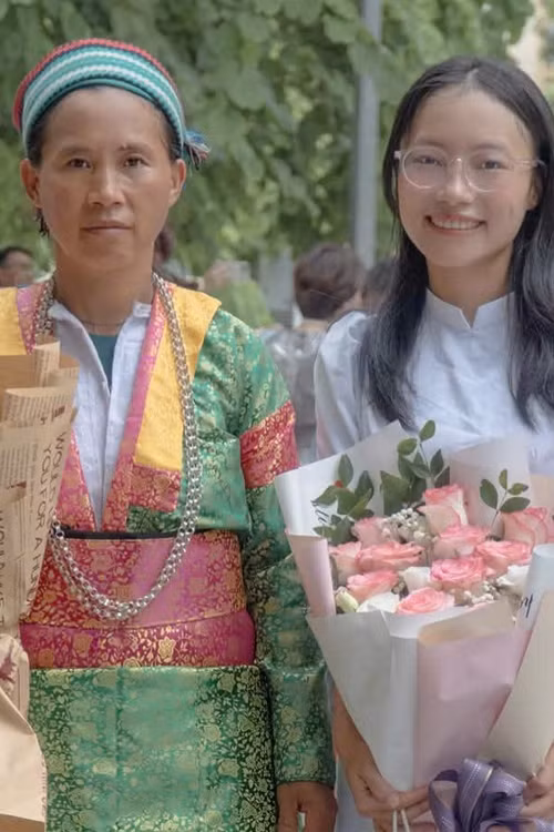 Mẹ đi viện không biết tiếng phổ thông, cô gái Mông quyết tâm làm bác sĩ