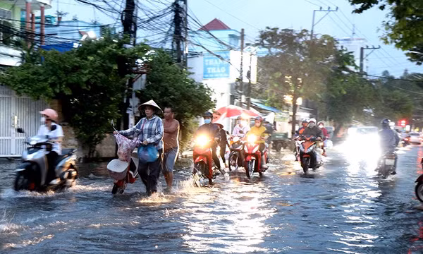 Mưa dông gia tăng từ Huế đến Nam Bộ, cảnh báo lốc sét nguy hiểm