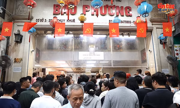 Người Hà Nội xếp hàng dài mua bánh Trung thu truyền thống