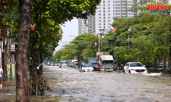 Nắng lên, Quốc lộ 32 vẫn 'chìm' trong biển nước