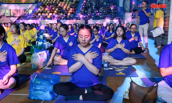 700 mẹ bầu đồng diễn yoga lan tỏa thông điệp thai kỳ hạnh phúc