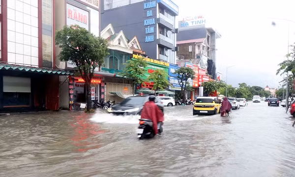 Nghệ An đến Bắc Quảng Trị mưa lớn, nhiều vùng biển dông mạnh