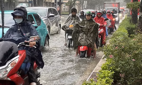 Thời tiết 12/10: Miền Trung mưa lớn cục bộ, cảnh báo lũ quét, sạt lở 