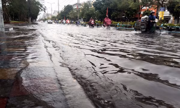 Mưa lớn từ Hà Tĩnh đến Đà Nẵng, Biển Đông gió mạnh, sóng cao 4m