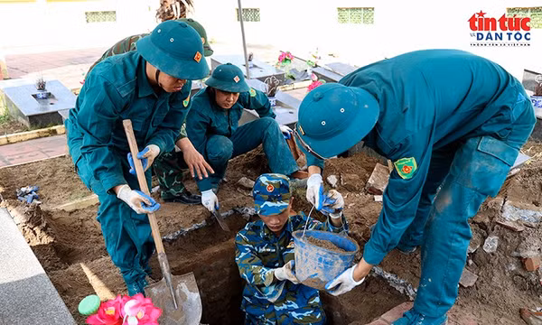 Cán bộ, chiến sĩ Trung đoàn 260 phối hợp với lực lượng dân quân xã Đông Anh đưa đất ra khỏi khu vực khai quật.