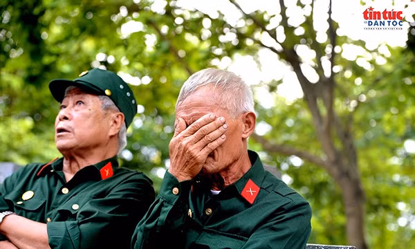 Nghẹn ngào giây phút đồng đội và người dân đón liệt sĩ trở về