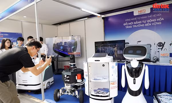 Các sản phẩm robot dịch vụ, robot giao hàng và robot thông minh được trưng bày, giới thiệu tiềm năng ứng dụng công nghệ trong thực tiễn.