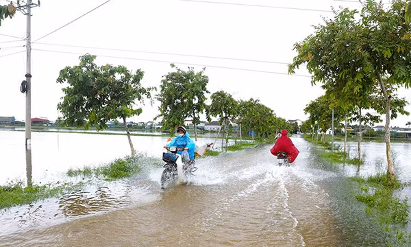 Mưa lớn từ Nghệ An đến Huế, nhiều vùng biển cảnh báo lốc xoáy