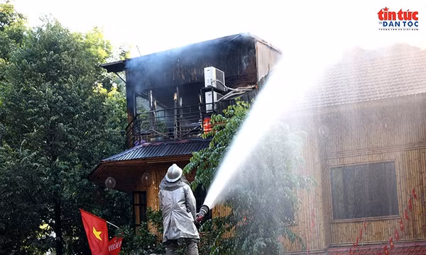 Cháy lớn trong quán ăn trên phố Tăng Bạt Hổ, huy động 5 xe chữa cháy