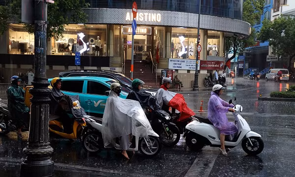 Thời tiết 20/10: Mưa dông tiếp diễn tại Nam Bộ, biển động mạnh