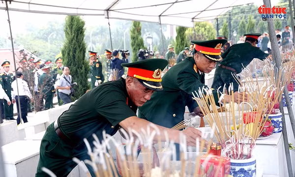 Xúc động ngày 93 liệt sĩ trở về đất mẹ trong vòng tay đồng đội