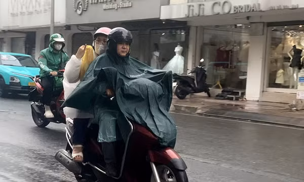 Thời tiết ngày 21/10: Mưa dông tiếp diễn ở Nam Bộ, biển động mạnh